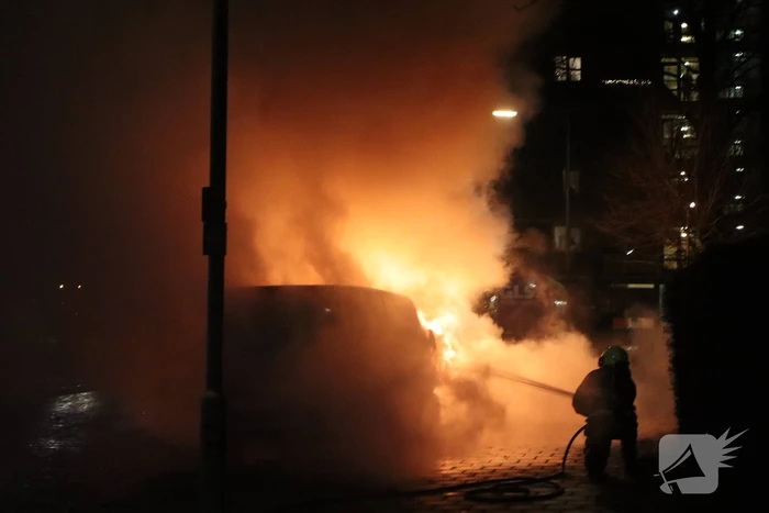 Bestelbus zwaar beschadigd door brand, politie onderzoekt brandstichting