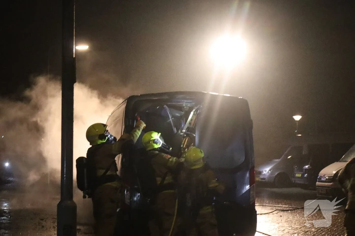 Bestelbus zwaar beschadigd door brand, politie onderzoekt brandstichting