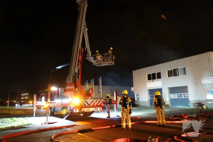 Grote schade door uitslaande brand in bedrijfspand