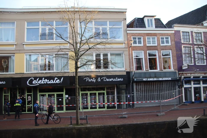 Stuk van gevel breekt af