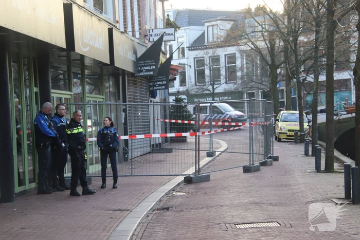 Stuk van gevel breekt af