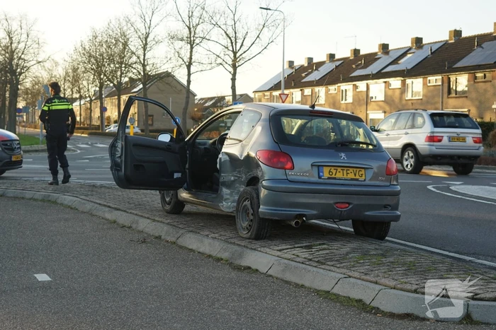 Voertuigen botsen op kruispunt