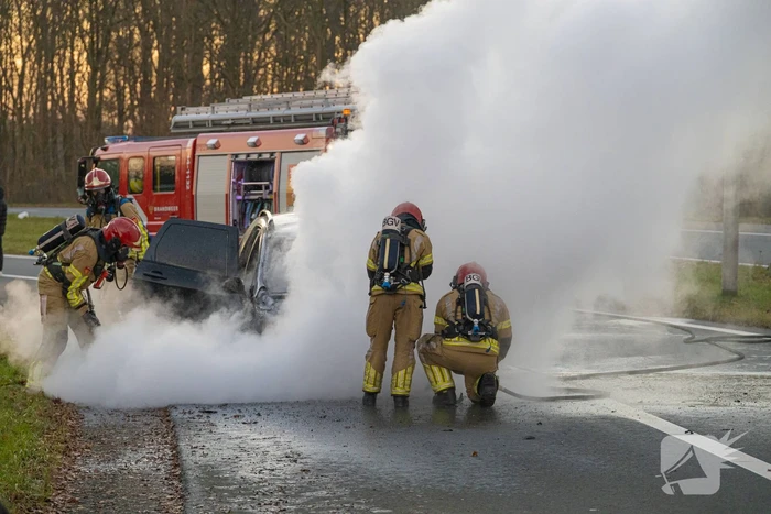 Auto vliegt onderweg in brand