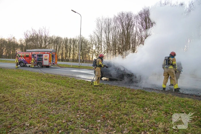 Auto vliegt onderweg in brand