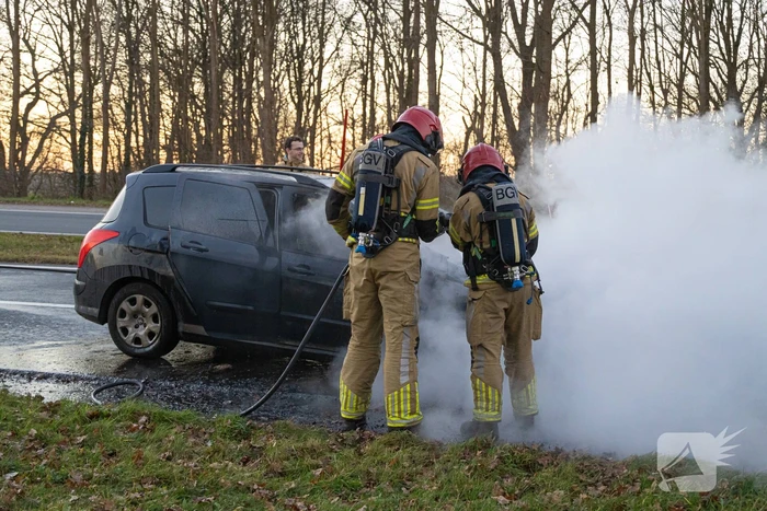 Auto vliegt onderweg in brand