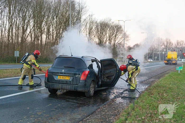 Auto vliegt onderweg in brand