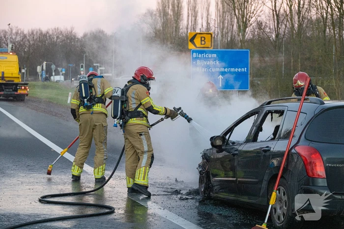 Auto vliegt onderweg in brand