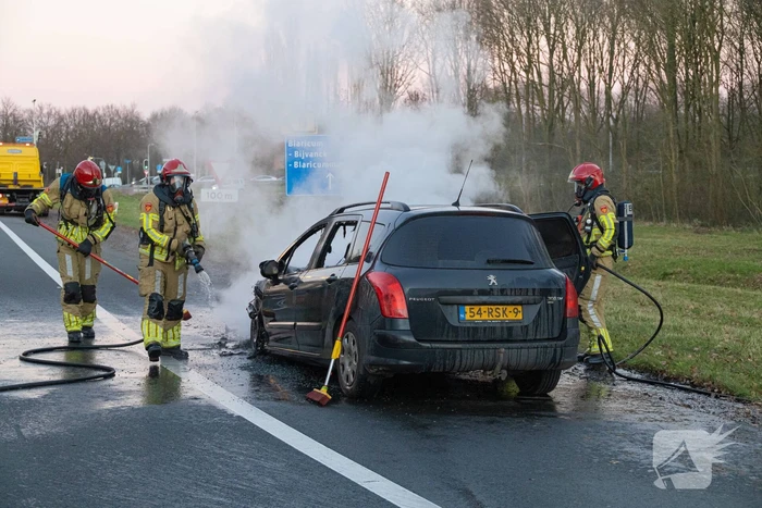 Auto vliegt onderweg in brand
