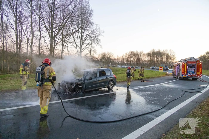 Auto vliegt onderweg in brand