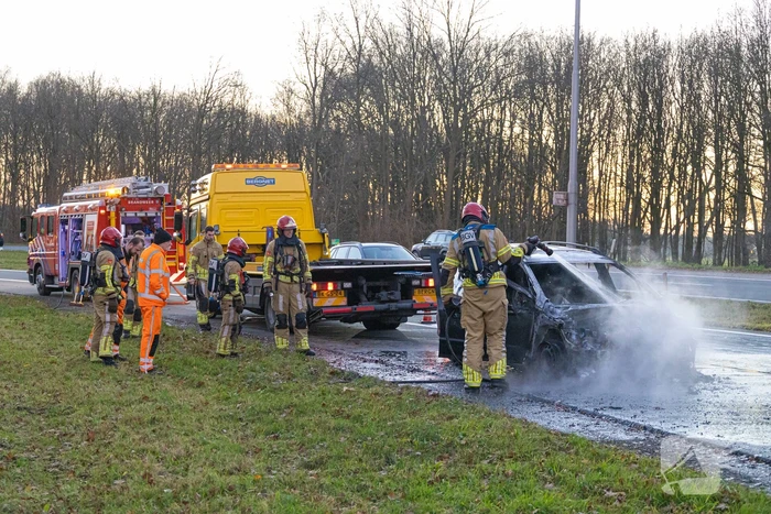 Auto vliegt onderweg in brand