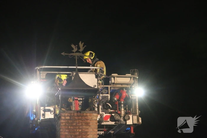 Schoorsteenbrand in rietendak woning