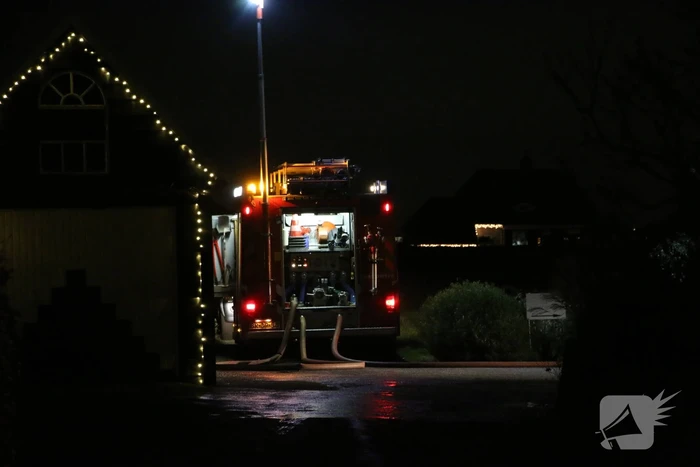 Schoorsteenbrand in rietendak woning