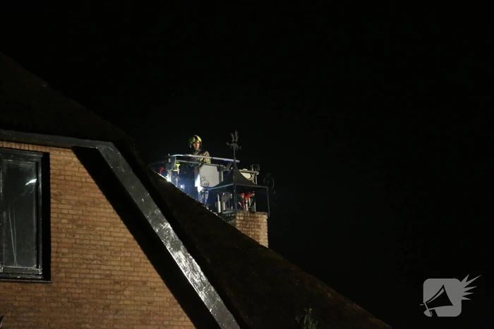 Schoorsteenbrand in rietendak woning