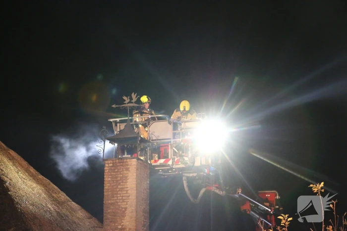 Schoorsteenbrand in rietendak woning