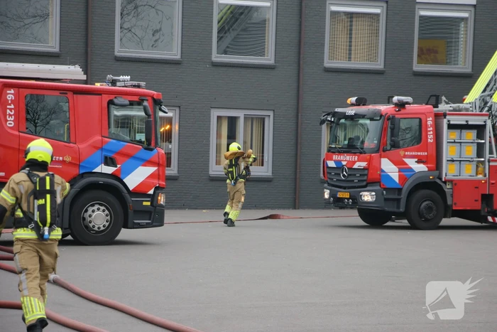 Brandweer blust brand in DHL pand