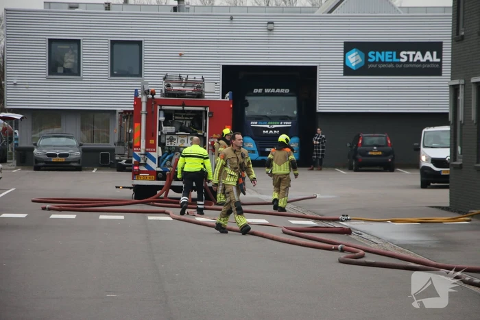 Brandweer blust brand in DHL pand