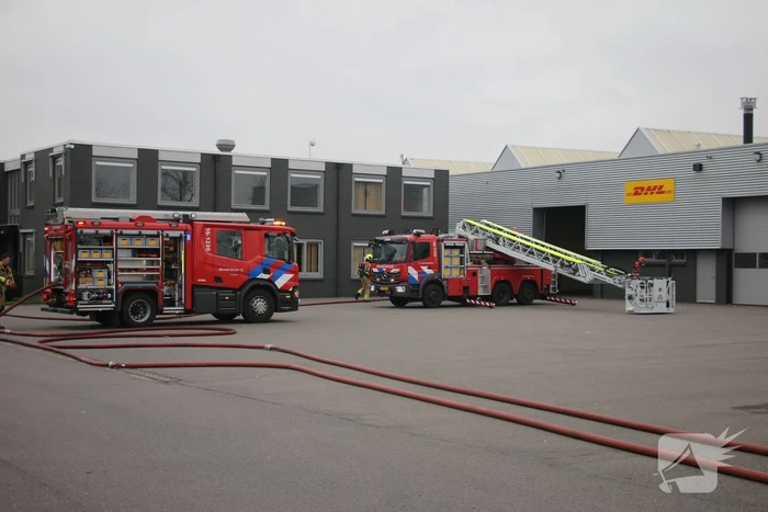 Brandweer blust brand in DHL pand