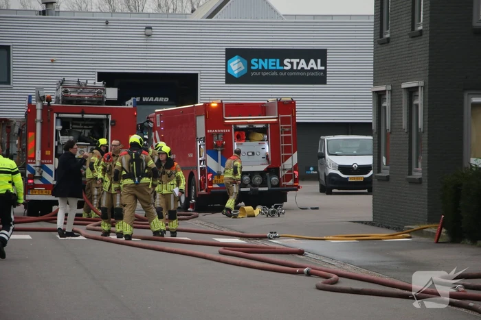 Brandweer blust brand in DHL pand
