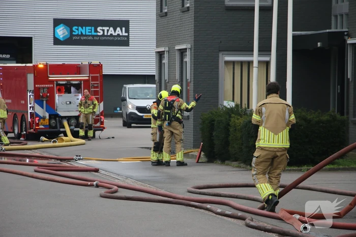 Brandweer blust brand in DHL pand