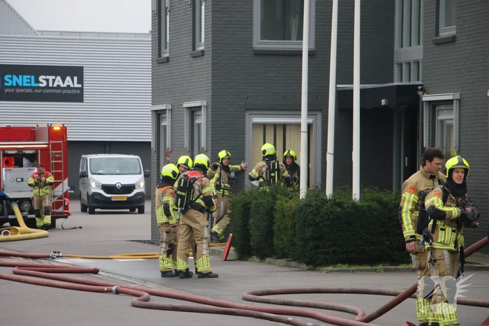 Brandweer blust brand in DHL pand