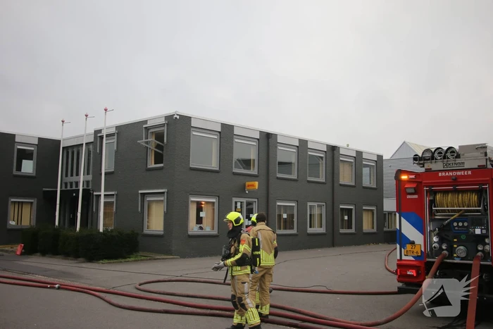 Brandweer blust brand in DHL pand