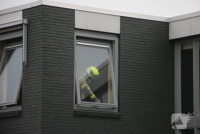 Brandweer blust brand in DHL pand