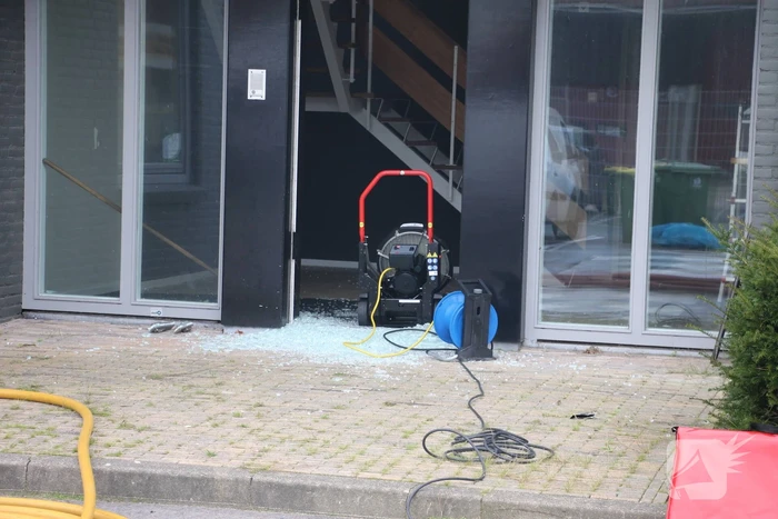 Brandweer blust brand in DHL pand