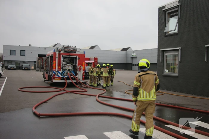 Brandweer blust brand in DHL pand