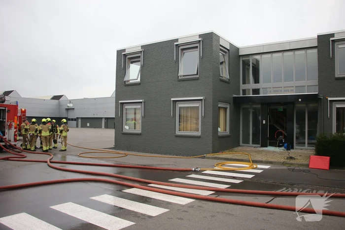 Brandweer blust brand in DHL pand
