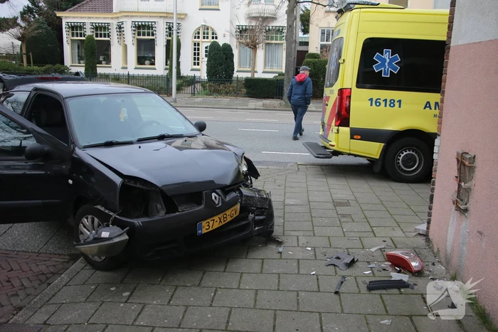 Auto knalt tegen woning na aanrijding