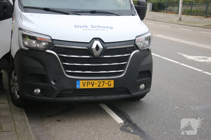 Auto knalt tegen woning na aanrijding
