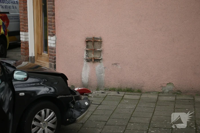 Auto knalt tegen woning na aanrijding