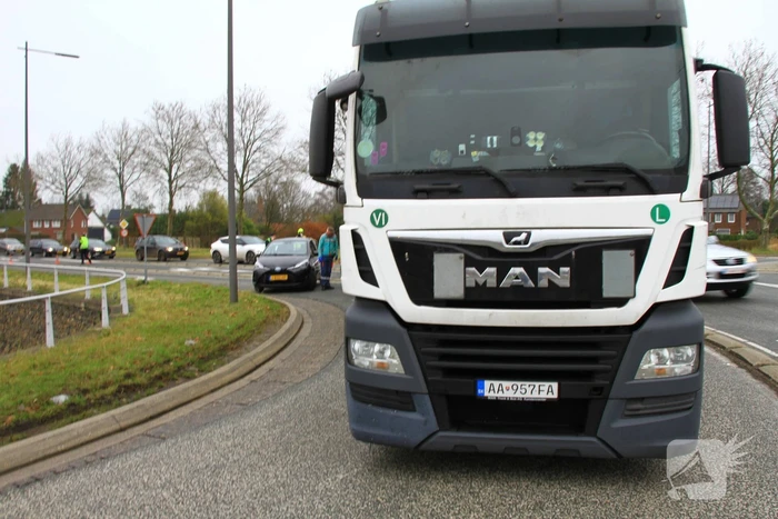 Afslaande vrachtwagen ziet personenauto over het hoofd