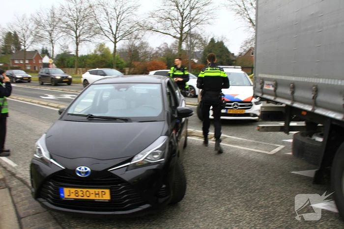 Afslaande vrachtwagen ziet personenauto over het hoofd