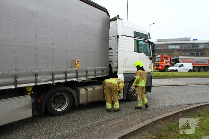 Afslaande vrachtwagen ziet personenauto over het hoofd