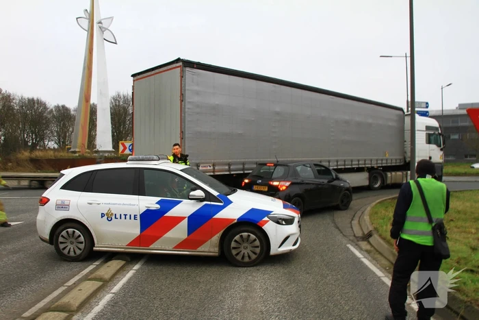 Afslaande vrachtwagen ziet personenauto over het hoofd