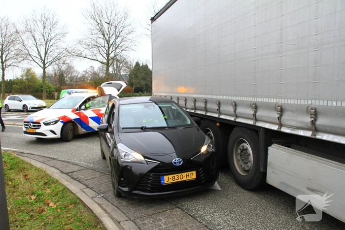 Afslaande vrachtwagen ziet personenauto over het hoofd