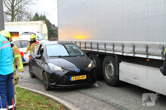 Afslaande vrachtwagen ziet personenauto over het hoofd