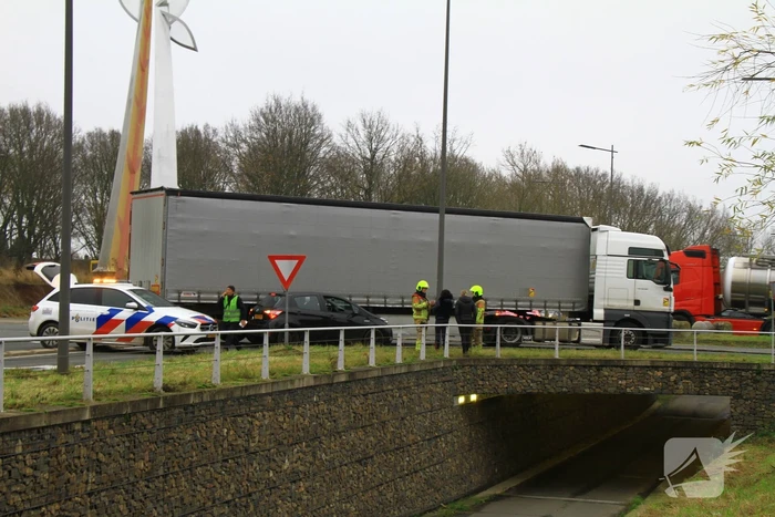 Afslaande vrachtwagen ziet personenauto over het hoofd