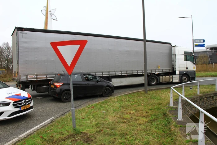 Afslaande vrachtwagen ziet personenauto over het hoofd