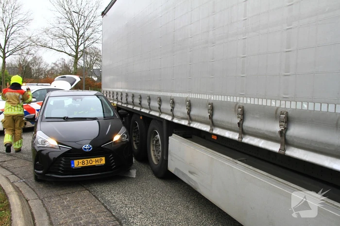 Afslaande vrachtwagen ziet personenauto over het hoofd