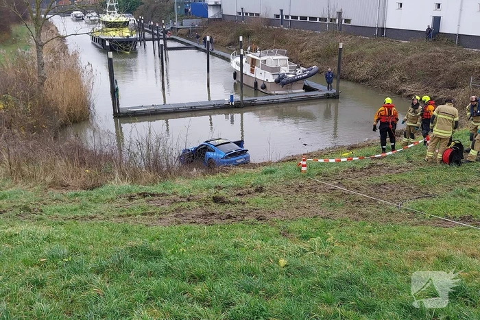 Voertuig te water veel hulpdiensten ingezet