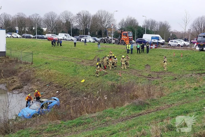 Voertuig te water veel hulpdiensten ingezet