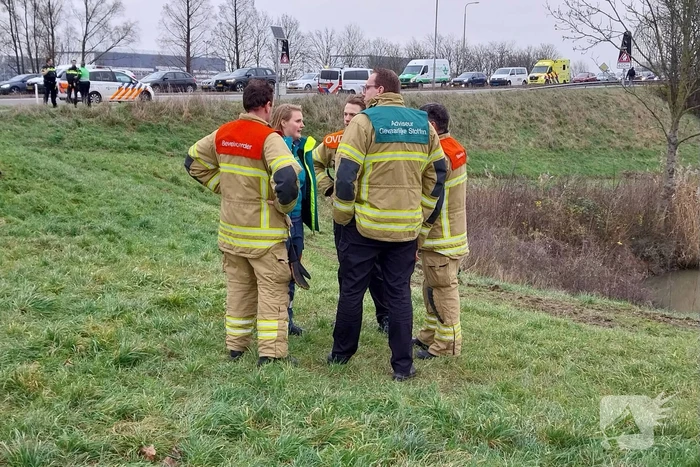 Voertuig te water veel hulpdiensten ingezet