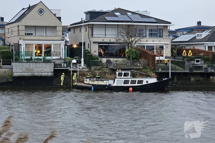Boot stuurloos geraakt tijdens het varen