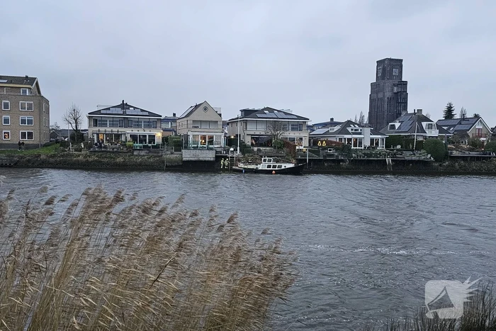 Boot stuurloos geraakt tijdens het varen