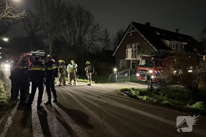 Brandweer veegt schoorsteen na schoorsteenbrand