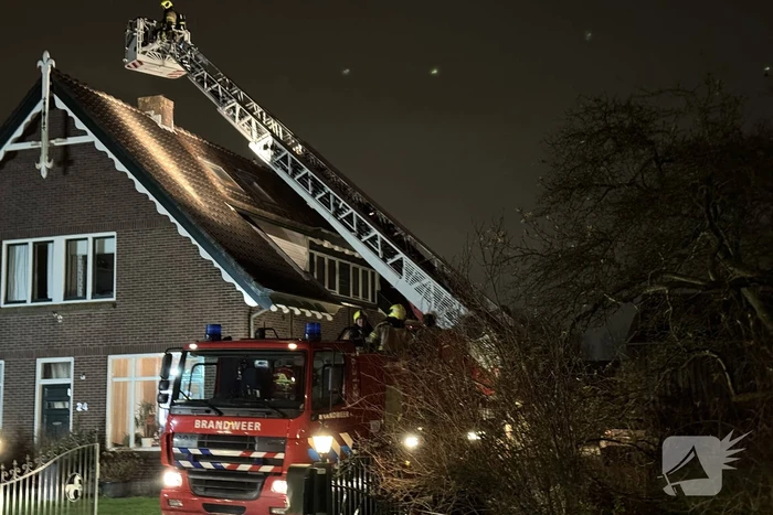 Brandweer veegt schoorsteen na schoorsteenbrand