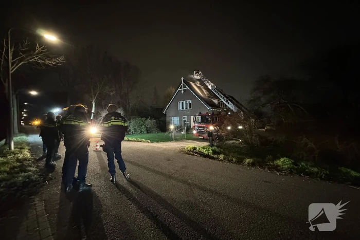 Brandweer veegt schoorsteen na schoorsteenbrand