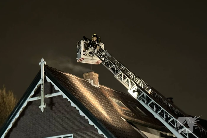 Brandweer veegt schoorsteen na schoorsteenbrand